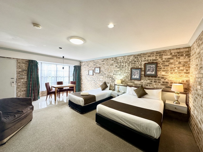 Enjoy the relaxed and casual atmosphere and the stylish design and spaciousness of the Sir Francis Drake